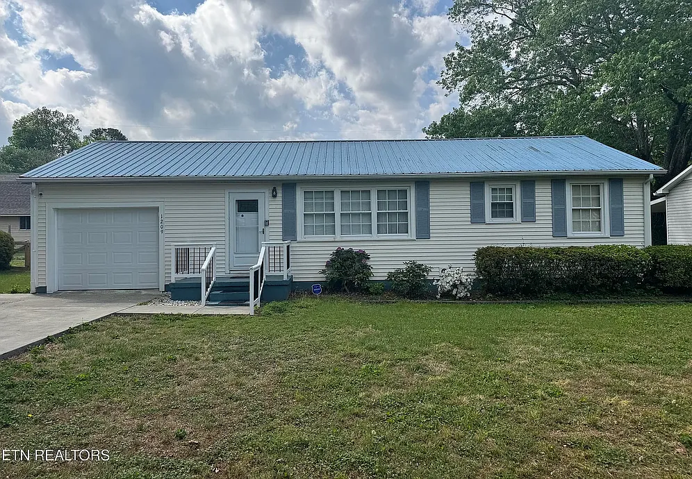 3 bed, 2.0 bath, 1056 sqft, $1,650 — Photo 1