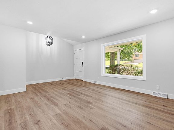 5th image of 1524 S Charing Avenue