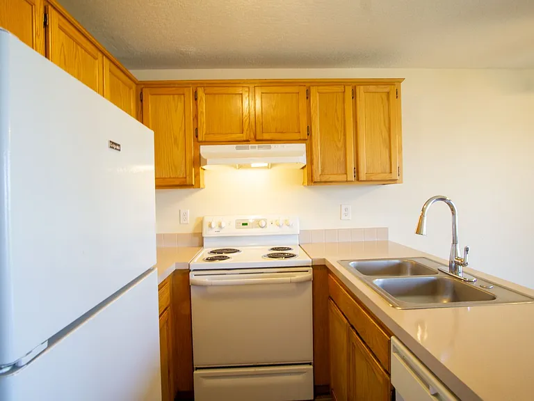Great Piedmont 3 Bdr Townhouse w/Fireplace, DW + Garage! — Photo 9