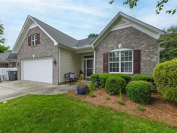 3rd image of 210 Heritage Hill Dr