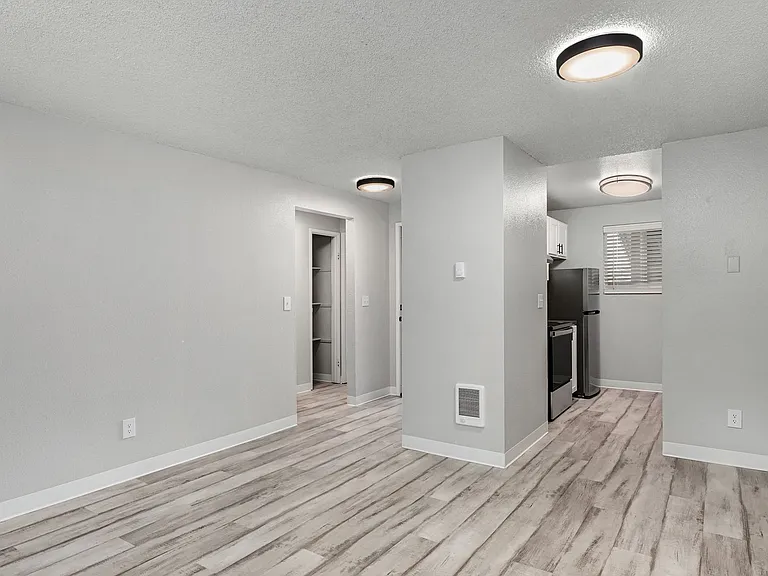 2550 N Vassault St — Photo 24