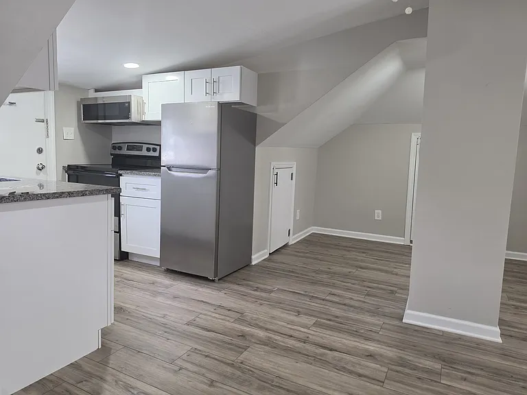 800 N Grove Ave #B — Photo 3