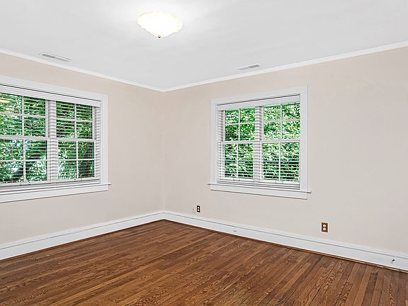5th image of 384 Woodlawn Ave