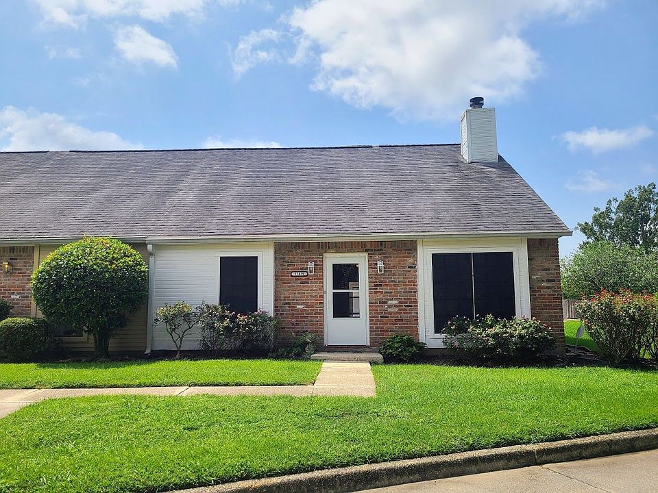 Front view of end unit with landscaping