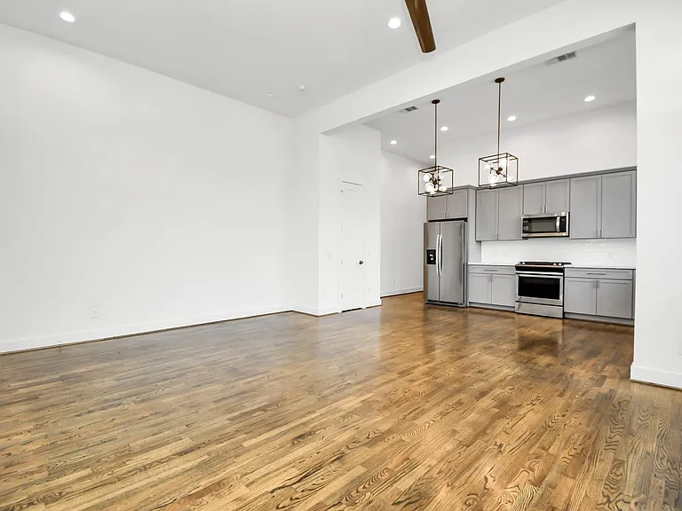732 W 22nd St #A — Photo 8