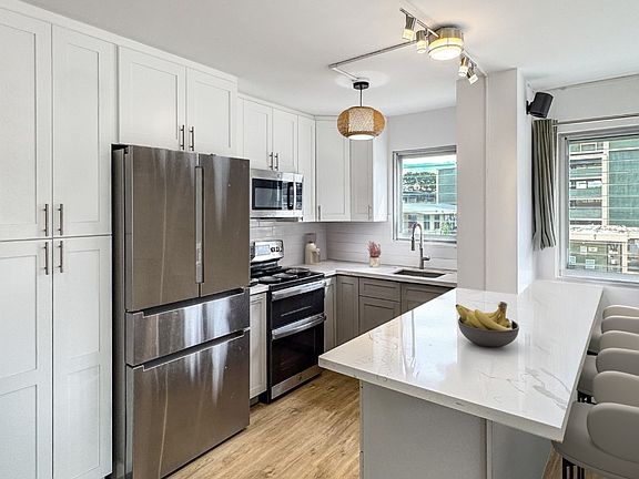 3rd image of 509 University Ave APT 201