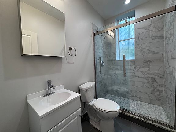 5th image of 1446 W Erie St #3A