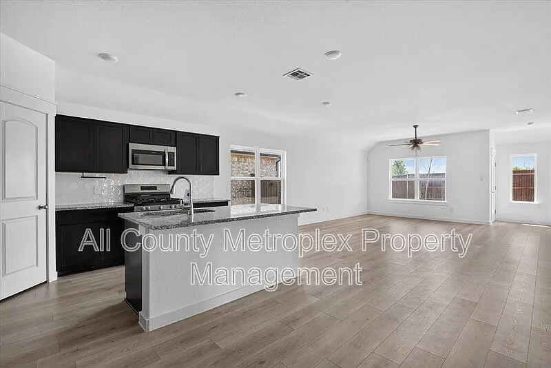 4 bed, 2.0 bath, 2024 sqft, $2,200 — Photo 2