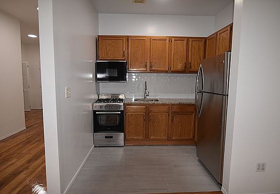 3rd image of 319 E 9th St APT 5