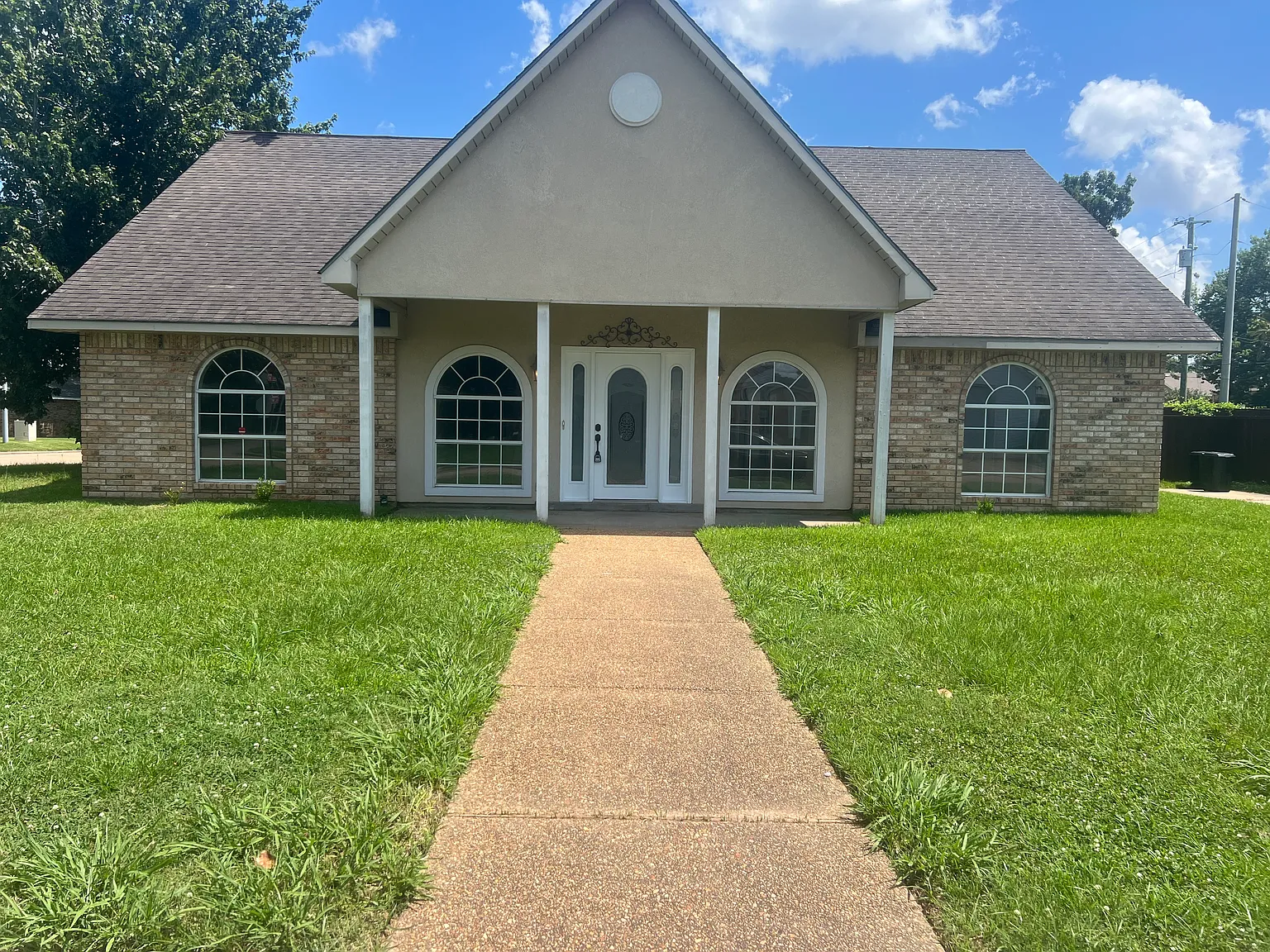 4 bed, 2585 sqft, $2,400 — Photo 1