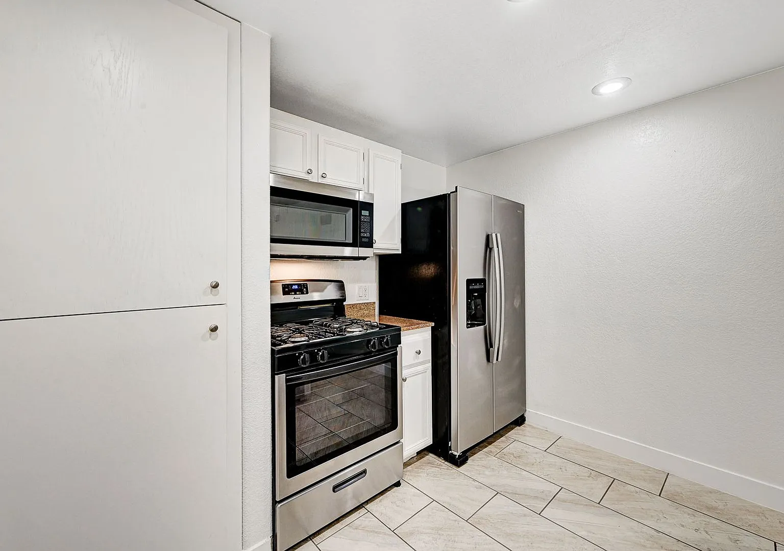 Adorable One Bedroom Walking Distance to Lone Mountain! — Photo 1