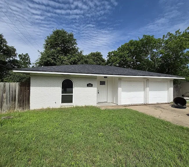 1409 Broadmoor Dr — Photo 2