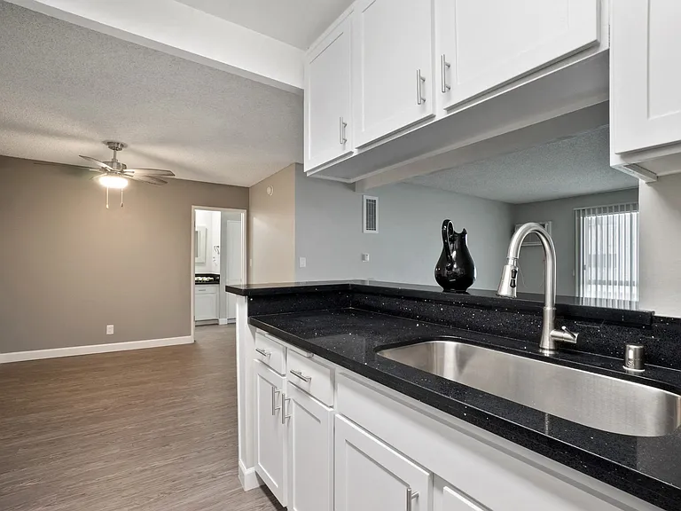 5830 Reseda Boulevard — Photo 37