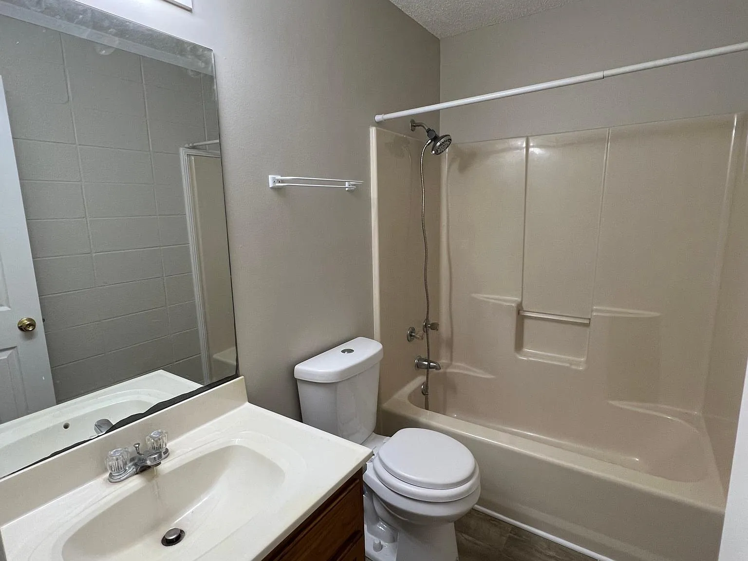 2 bed, 800 sqft, $1,200 — Photo 3