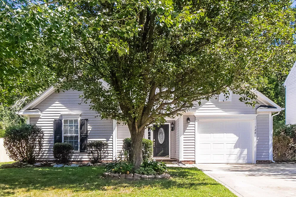3 bed, 2.0 bath, 1235 sqft, $1,825 — Photo 1