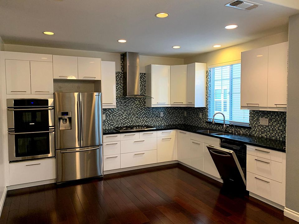 Upgraded Kitchen with brand name stainless steel appliances
