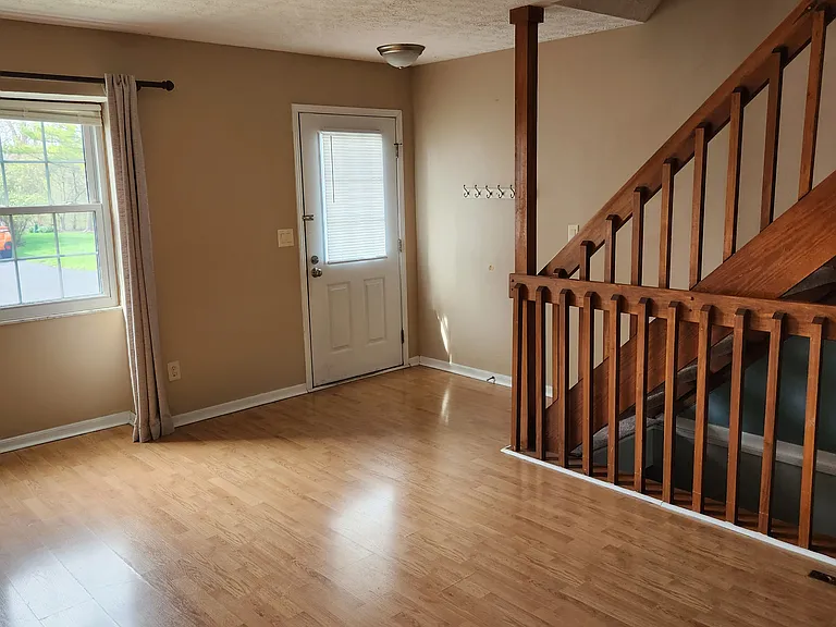 1054 Syracuse Ln — Photo 2