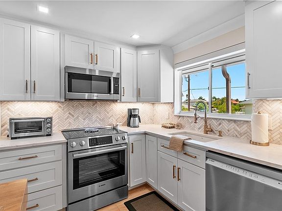 5th image of 1686 Blue Point AVE #B9