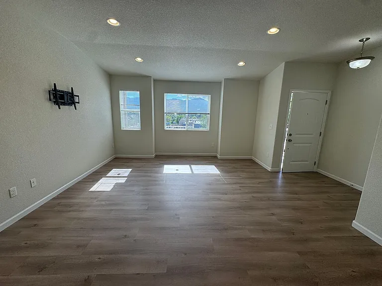 894 Petra Hts — Photo 3