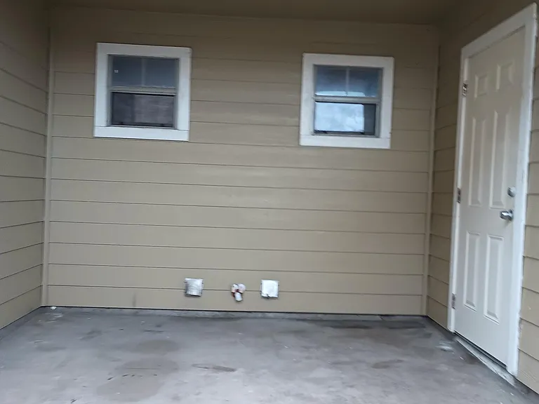 super nice large covered patio, perfect for BBQ rain or shine