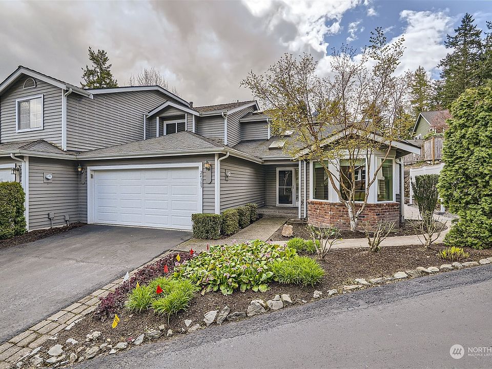 This stylish and spacious contemporary townhome in Klahanie offers a blend of modern comfort and convenience.>