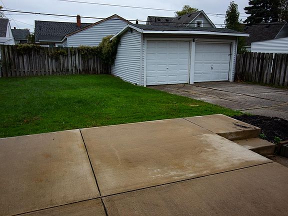 3rd image of 19328 Shoreland Ave