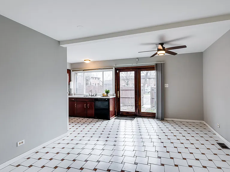 18W269 Kirkland Ln — Photo 8
