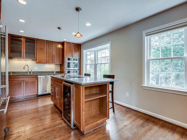 Kitchen with wine-cooler