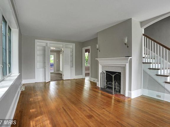 5th image of 215 E Irvin Ave
