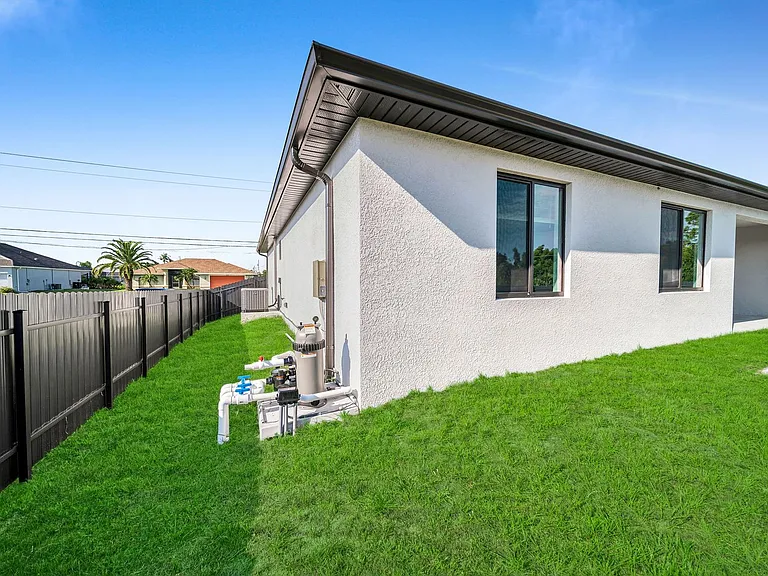 2504 SW 32nd St — Photo 34