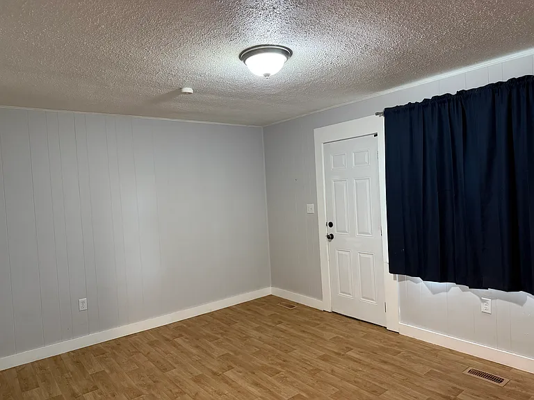 703 E State St — Photo 2