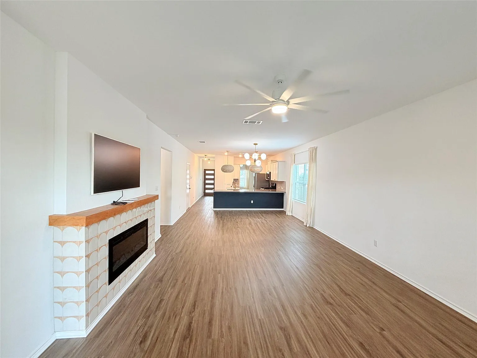 3 bed, 2.0 bath, 1765 sqft, $2,300 — Photo 2