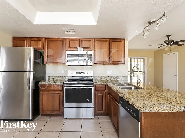1633 W Charleston Ave — Photo 6