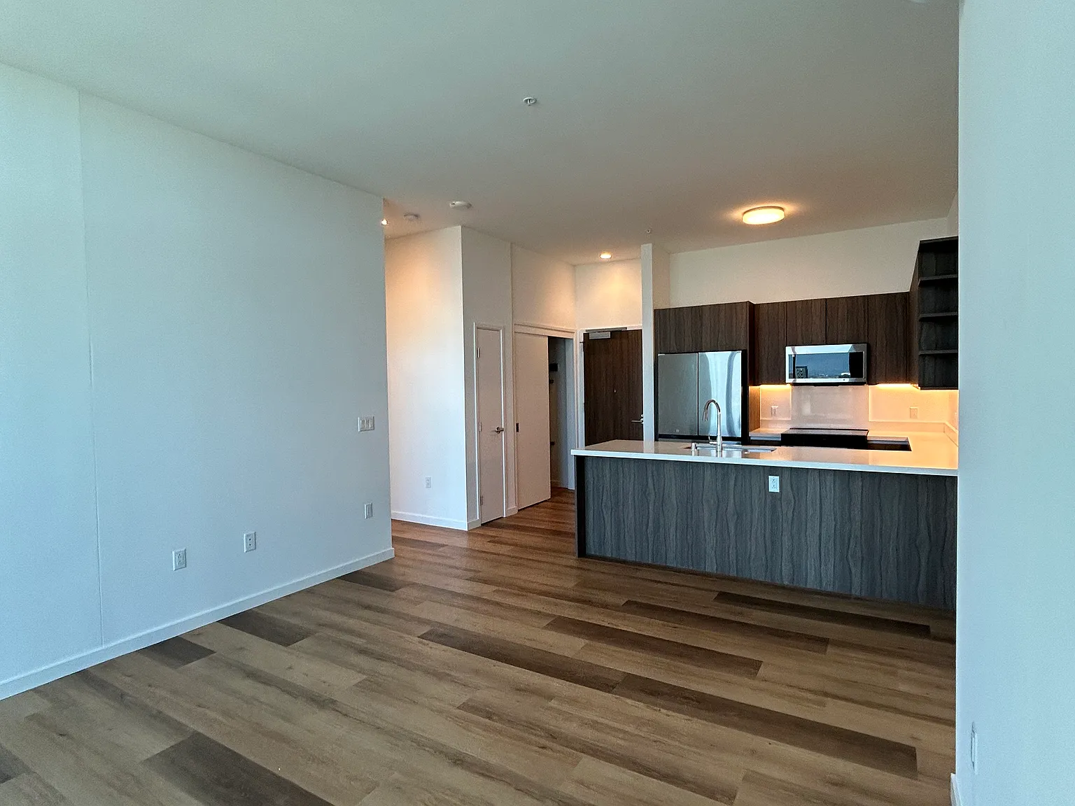 2 bed, 914 sqft, $5,000 — Photo 2