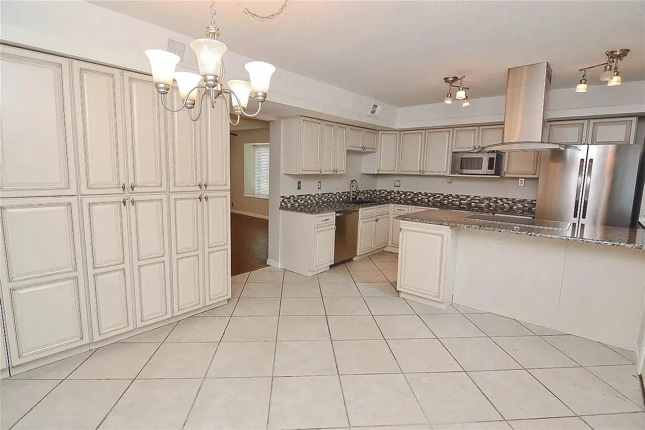 3 bed, 2.5 bath, 1327 sqft, $2,100 — Photo 4