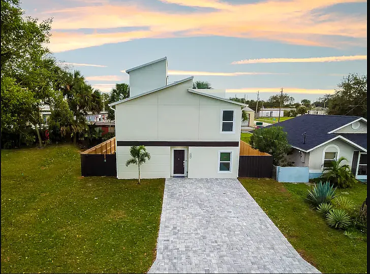 Lemon Street Retreat is brand new construction close to golf, the beach and historic cocoa village.
