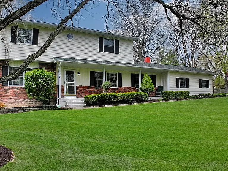 118 Simsbury Dr — Photo 1