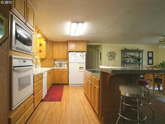 4th image of 1010 NE 155th Ave