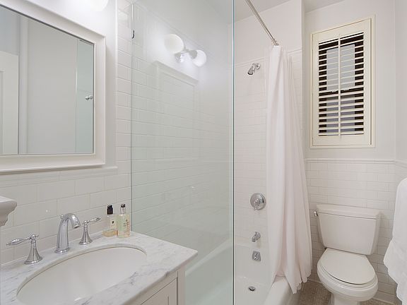 5th image of 1036 Lexington Ave #8C