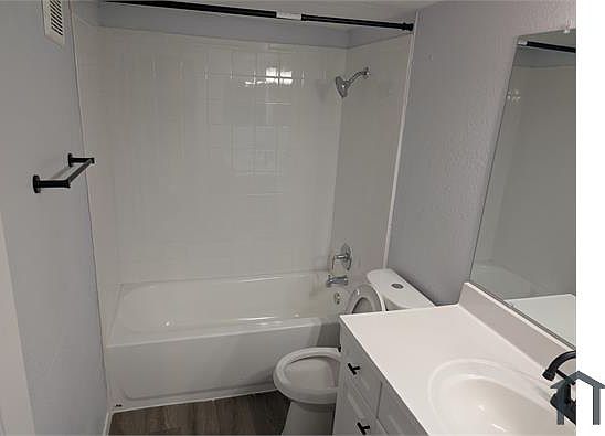 3rd image of 1106 Country Club Ln APT 202