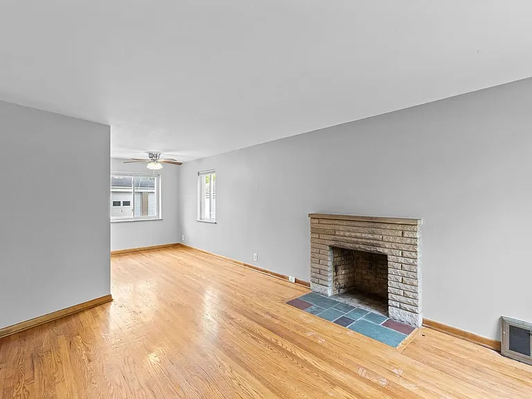 723 Village Dr — Photo 1