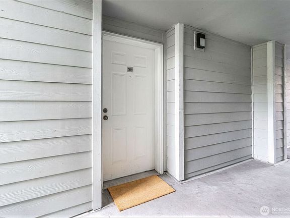 2nd image of 975 Aberdeen Avenue NE #F207