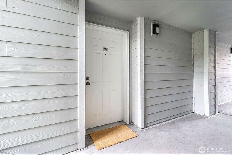2nd image of 975 Aberdeen Avenue NE #F207