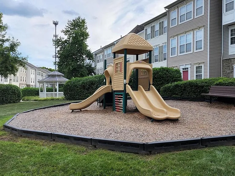 21800 Dragons Green Sq — Photo 26