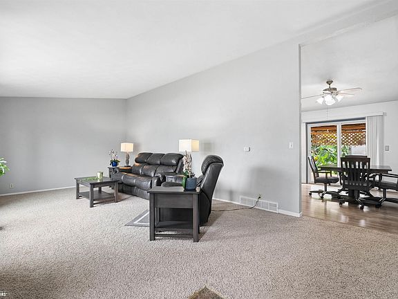 4th image of 203 Bohen St