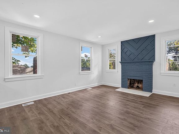 2nd image of 1227 44th Pl SE