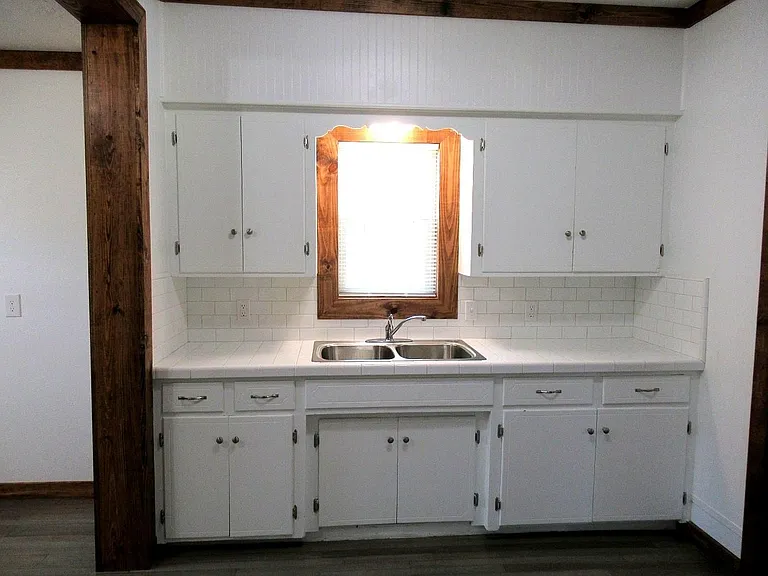 1601 W Main St — Photo 4