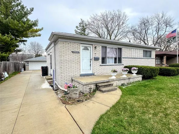 25888 Carl St, Roseville, MI 48066