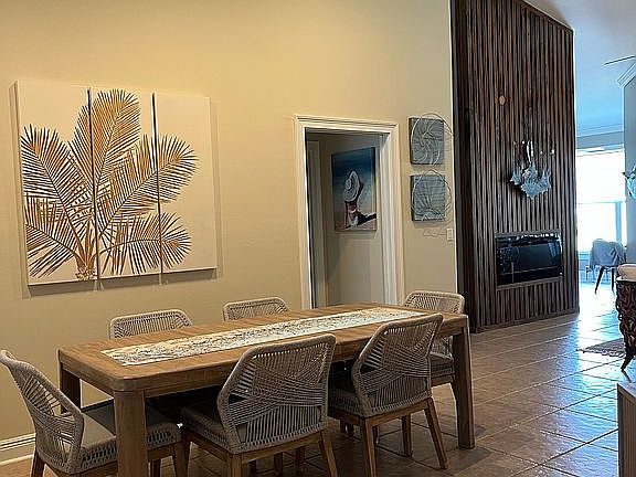 Dining area open to LR 
