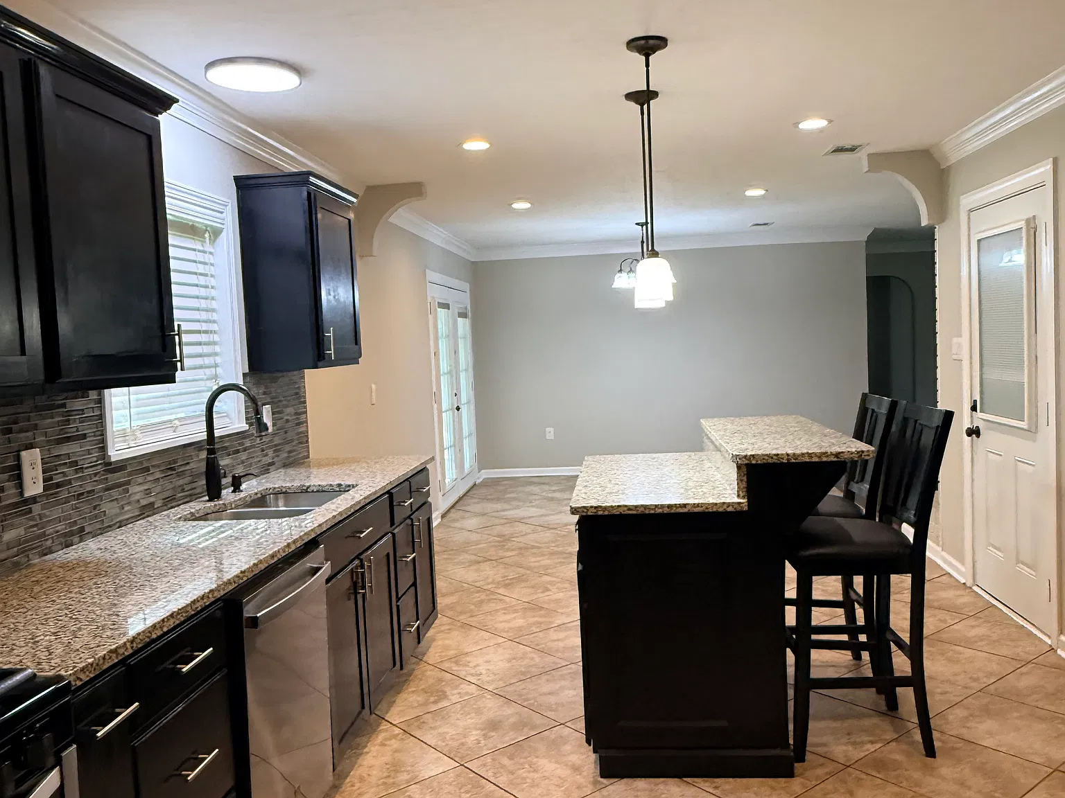 3 bed, 1836 sqft, $1,600 — Photo 2